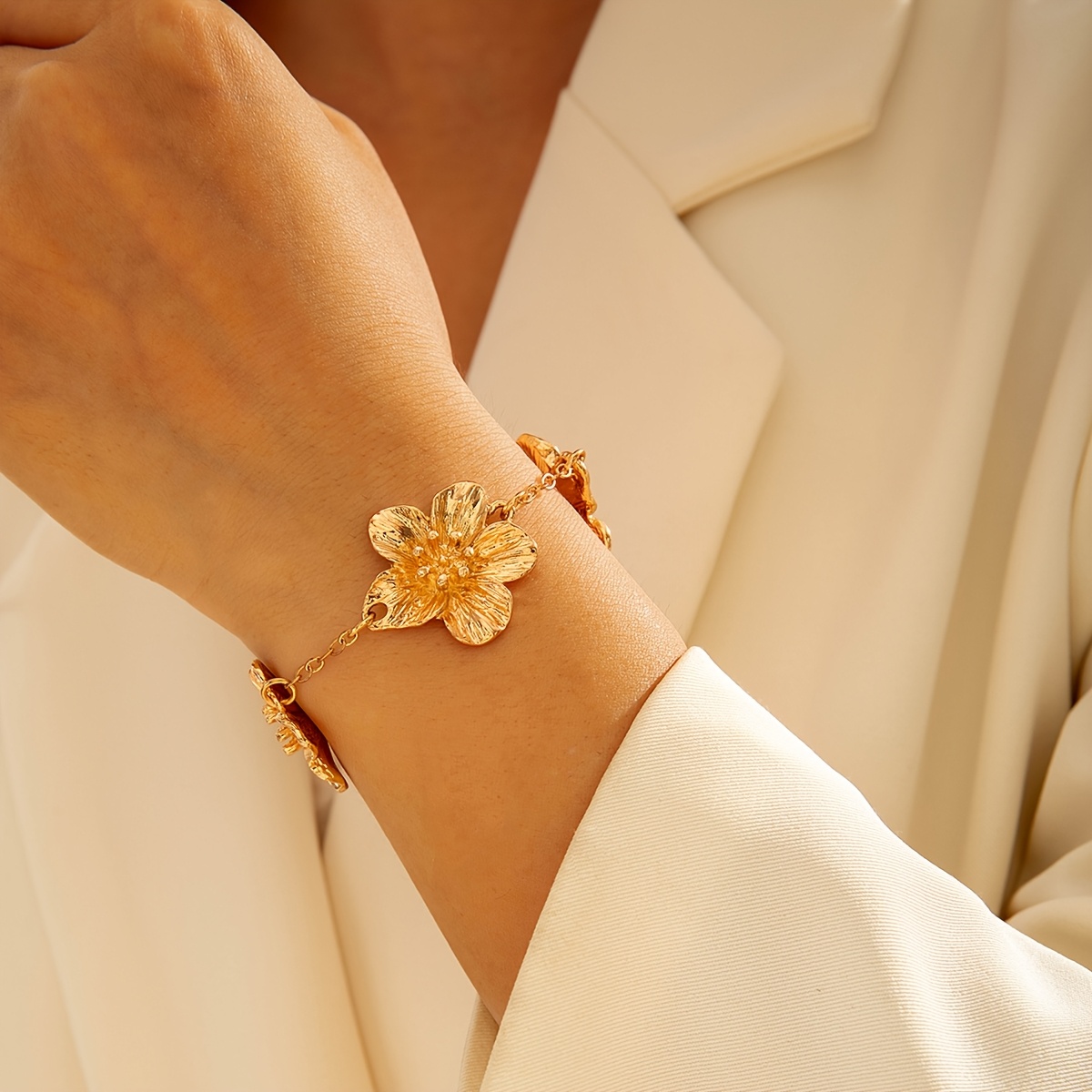 TEMU 1pc Of Retro Elegant Metal Flower Petal Adjustable Chain Women's Casual Versatile Temperament Bracelet Hand Jewelry Suitable For Daily Party