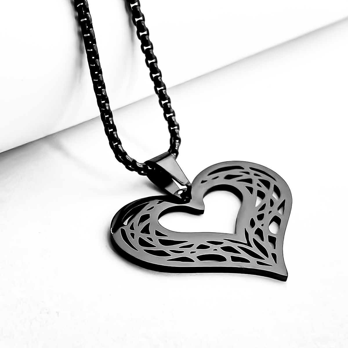 E-shop Elegante goldenfarbene Herz-Halskette aus Edelstahl - Exklusiv für Damen, vernetztes mit zarter Kette, Valentinstagsgeschenk-Schmuck, langlebige