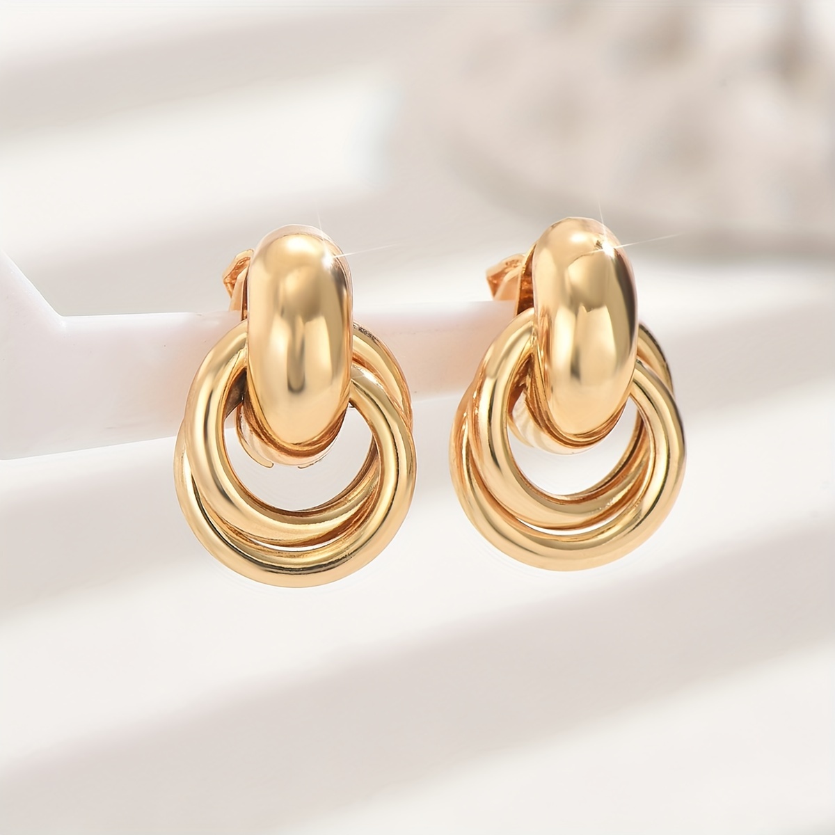 Exquisite Elegant Minimalist Temperament Metal Small Flower Ear Clips Daily Versatile Vacation Casual New Women's All-match Ear Clips For