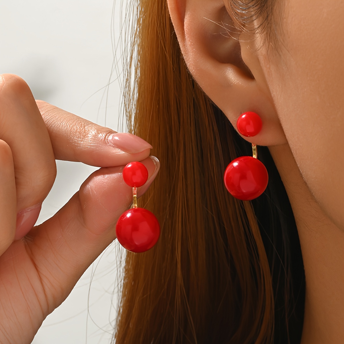 A Pair Of Light Luxury Simple And Fashionable Red Earrings For Women, Suitable For Daily Commuting And As A Holiday Gift