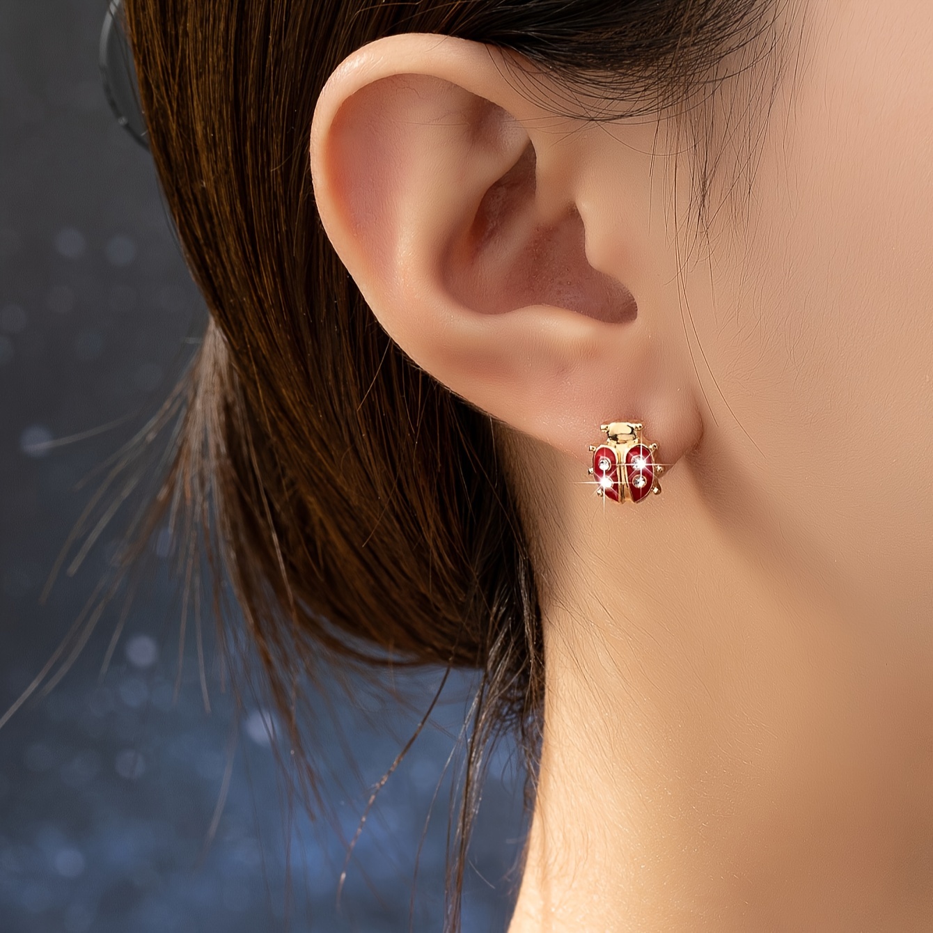 

Mini boucles d'oreilles en de coccinelle en de avec de minuscules zircones incrustées , ornements d'oreille quotidiens d'été.