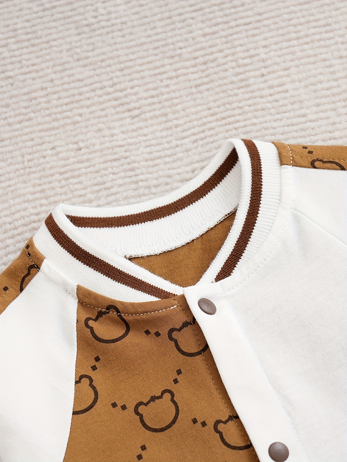 Bruin-witte romper met lange mouwen