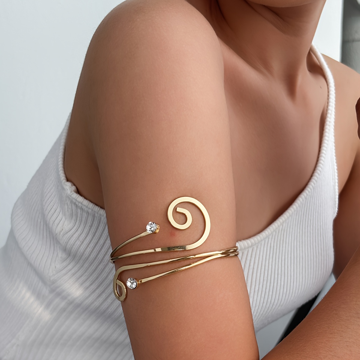 E-shop Ein modischer europäischer und amerikanischer kreativer offener Armring mit eingelegtem Metall und Strasssteinen, geeignet für den täglichen