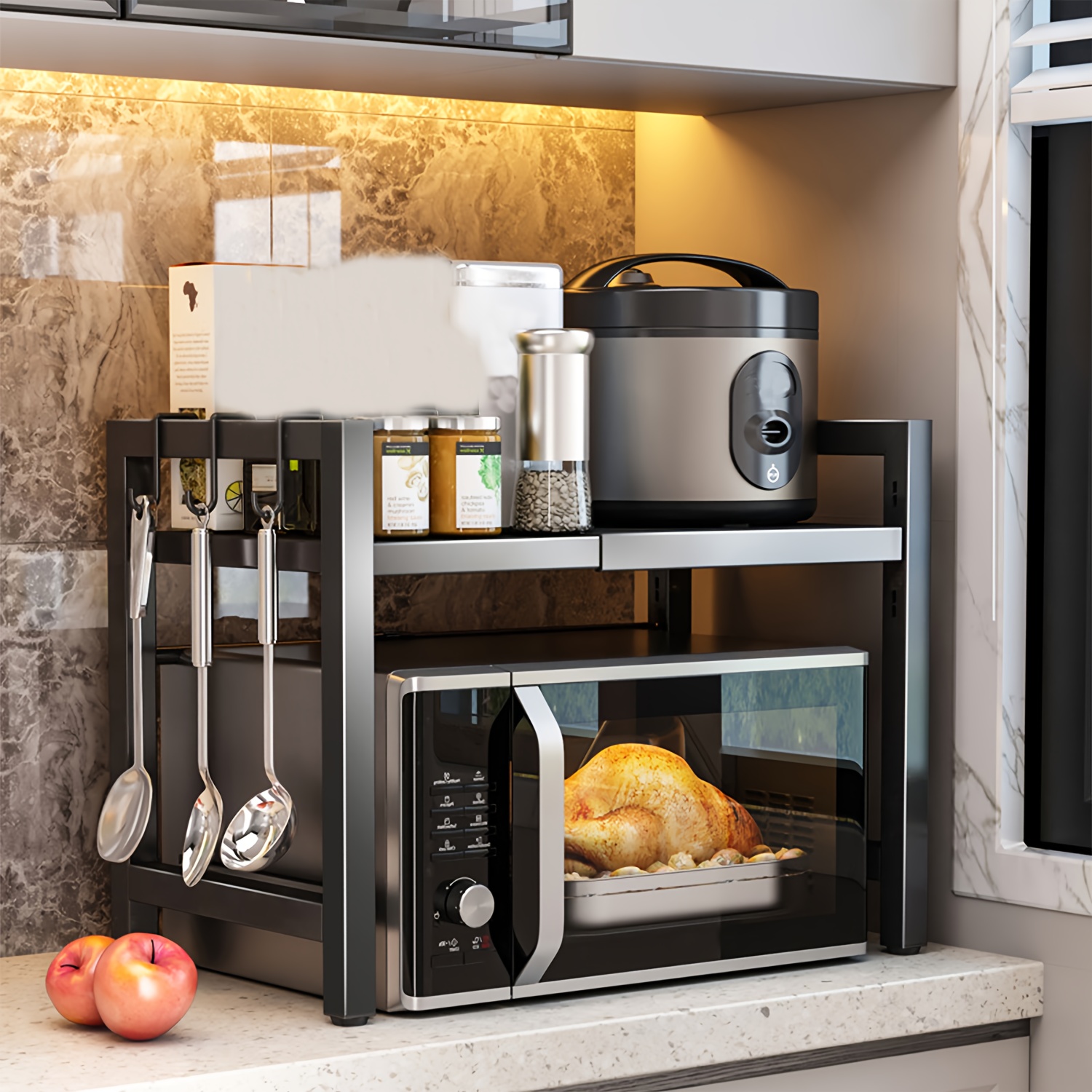 Étagère Micro-ondes Extensible, Étagère Micro-ondes à 2 Niveaux avec 3 Serviettes, 5 Crochets, Support pour Bâtonnets et Support de Planche à Découper, Organisateur de Cuisine, Support de Cuisson Micro-ondes, Plan de Travail, Extensible 40-64 Cm (Noir, Blanc)