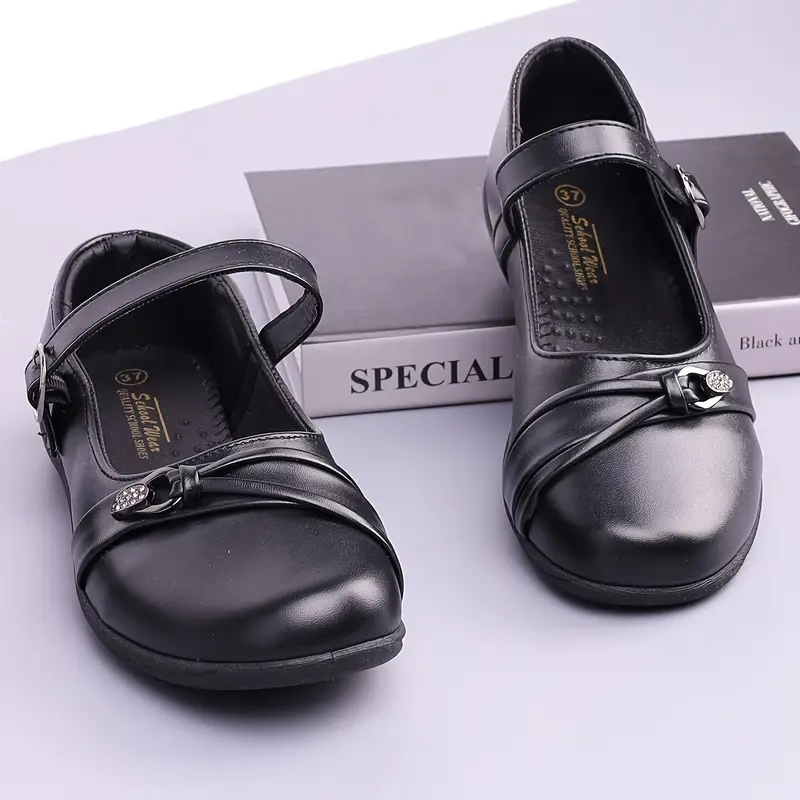 zapatos para mujer 2025, ideales con faldas, zapatillas mary jane, informales y elegantes con un diseño de corte . detalles 7
