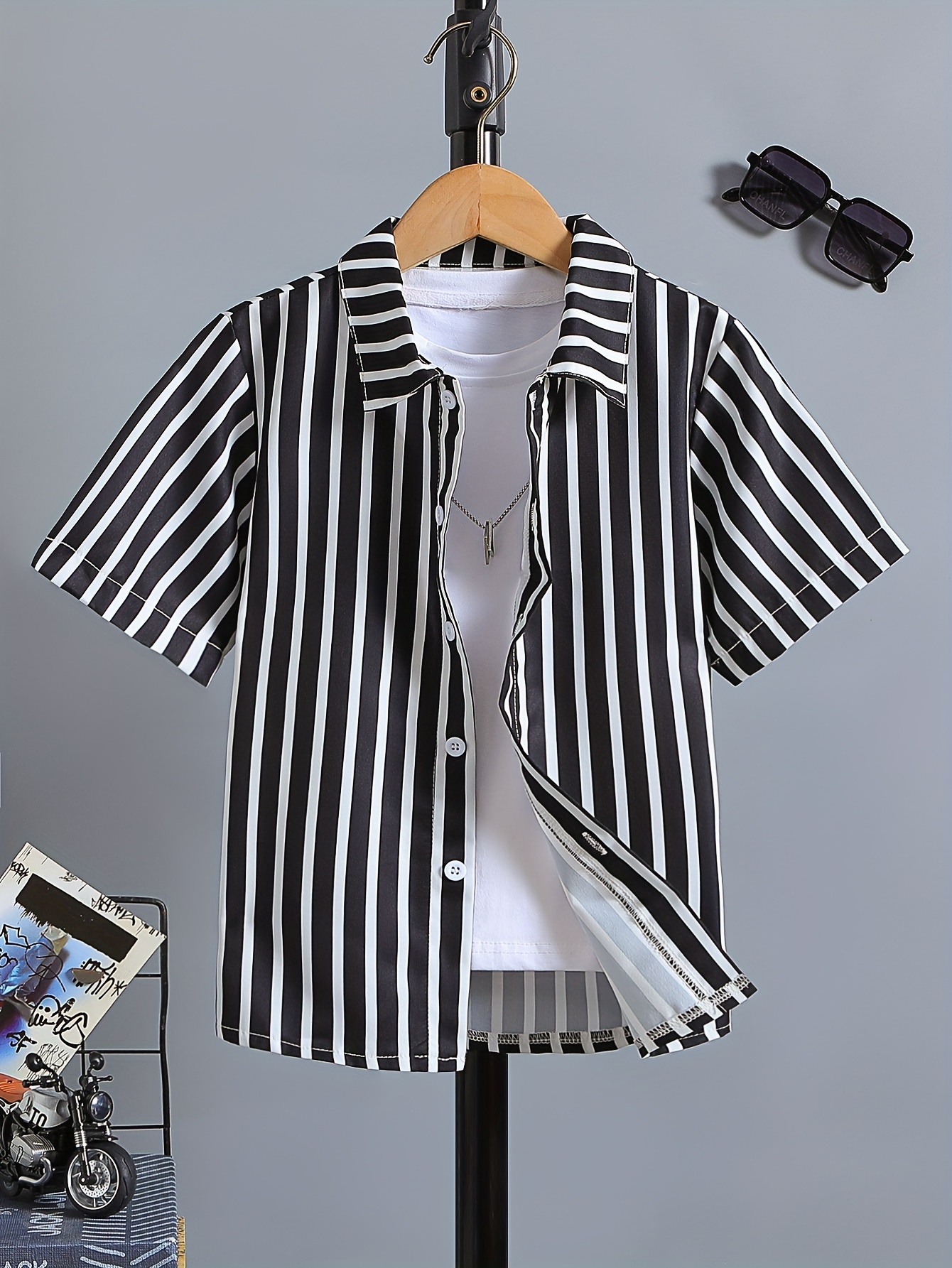 Camisa de rayas blancas y negras sales