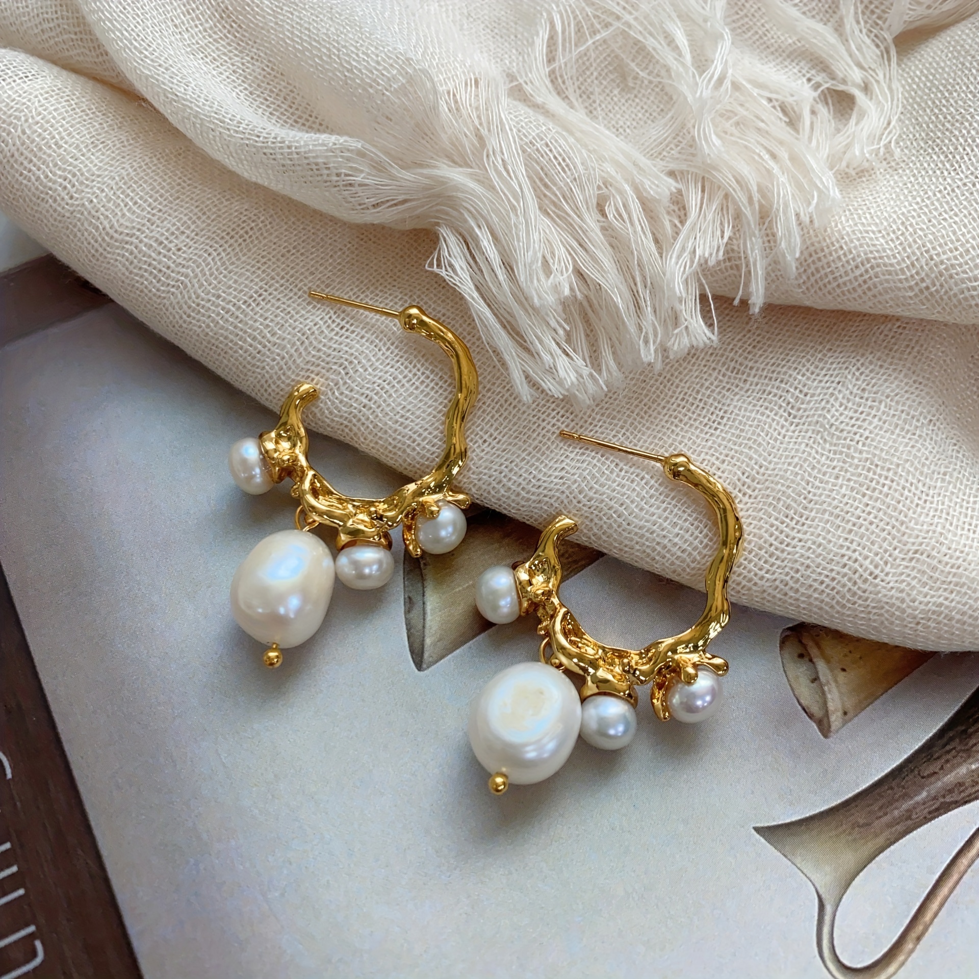 

A Pair Of Luxurious -style Earrings For Women, Featuring Lava Pearls And Golden Tassels, Perfect As Party Accessories Or Gifts .