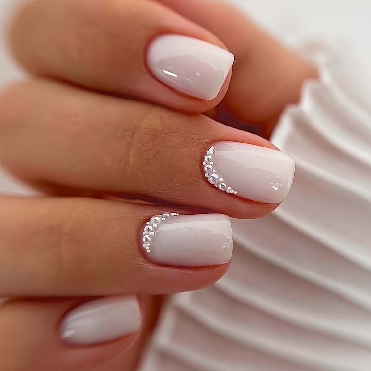 E-shop 24 Stück Mittelgroße Quadratische Aufdrück-Nägel, Elegante Einfache Weiße Nagelkunst mit Perlen-Dekor - Exquisit und Schick, für Hochzeiten und