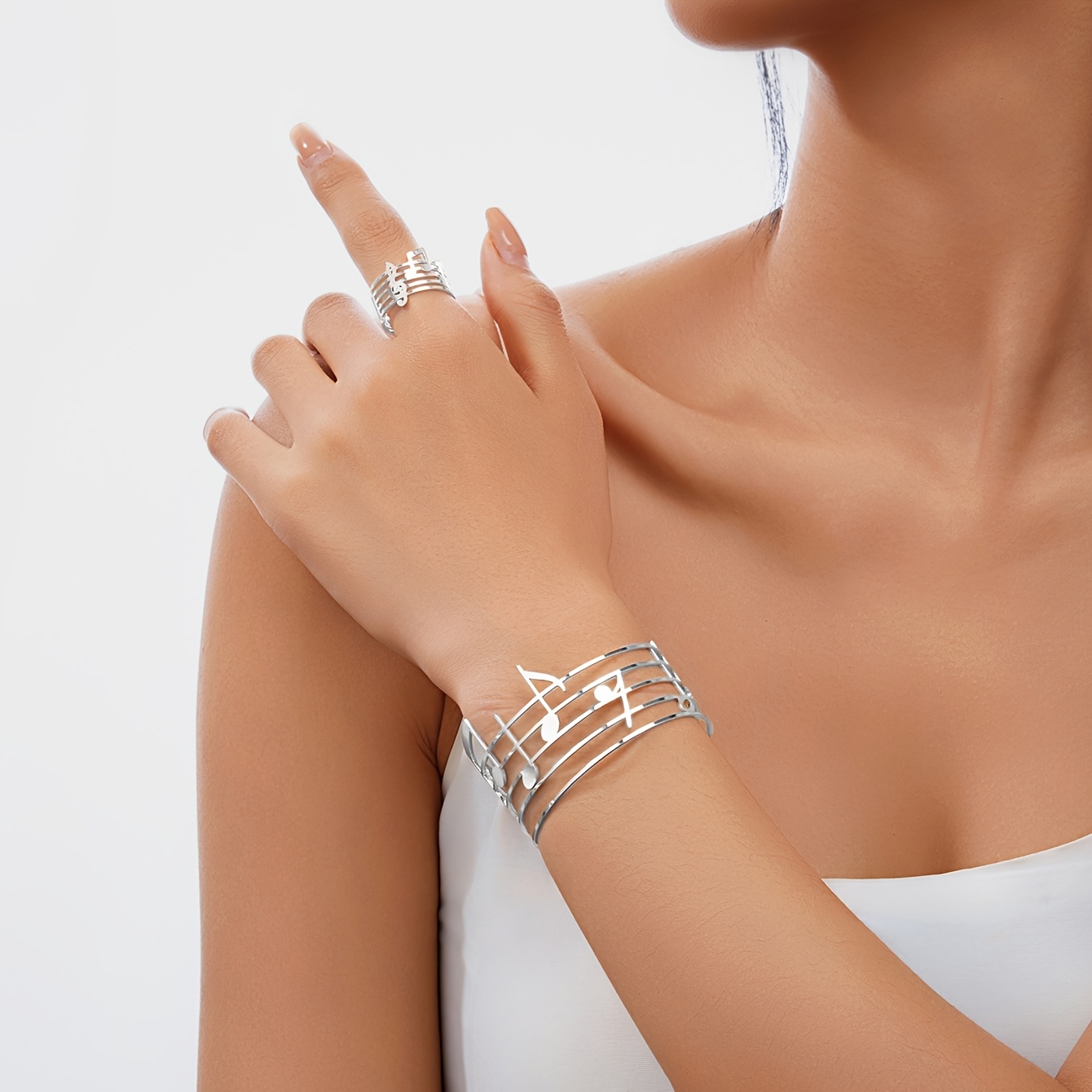 E-shop Ein zweiteiliges Schmuckset mit einem Armband und Ring, gestaltet mit schwarzen Noten, für Partys und , um Freunden zu schenken.