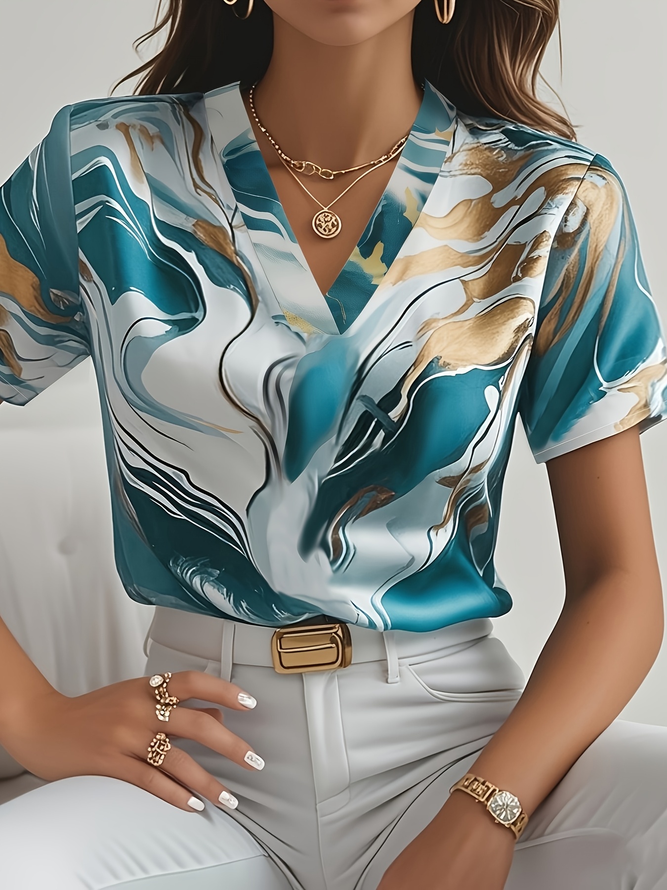 Camiseta Elegante de Manga Corta con Estampado Mármol para Mujer - Top V-Neck Azul Lago y Geométrico Dorado, Blusa Ligera Profesional para Primavera/Verano, Lavable a Máquina, Ropa Casual y de Oficina, Moda Veraniega, Textura Sofisticada, Conjunto de Primavera, Construcción Duradera, Prenda Estilosa, Ropa Adulto