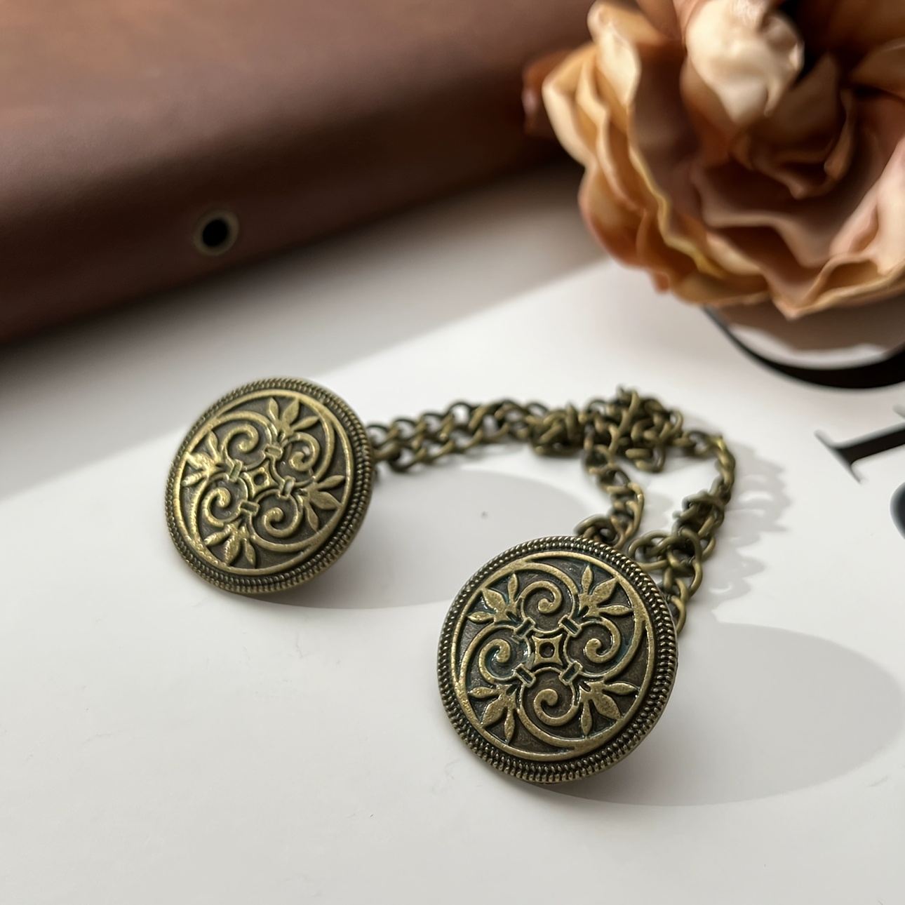 Image of A Single Retro Cardigan Clip, Designed For Sweaters And Collars, Featuring A Vintage Tassel Style. Perfect For Embellishing Coats, Suits, And Shirts