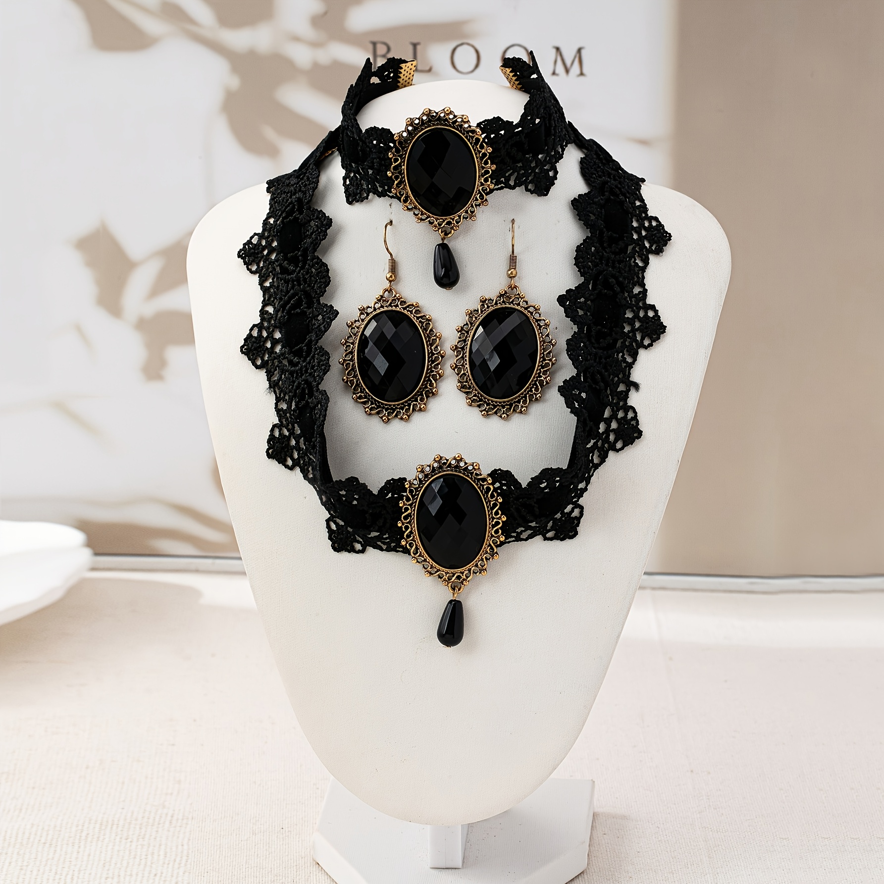 E-shop 1 Halskette und 2 Ohrringe und 1 Armband, Party-Spitze Gothic Style Fashion Niche Schwarze Linie Blumenmuster Hohle Ovale Anhänger Schmuck