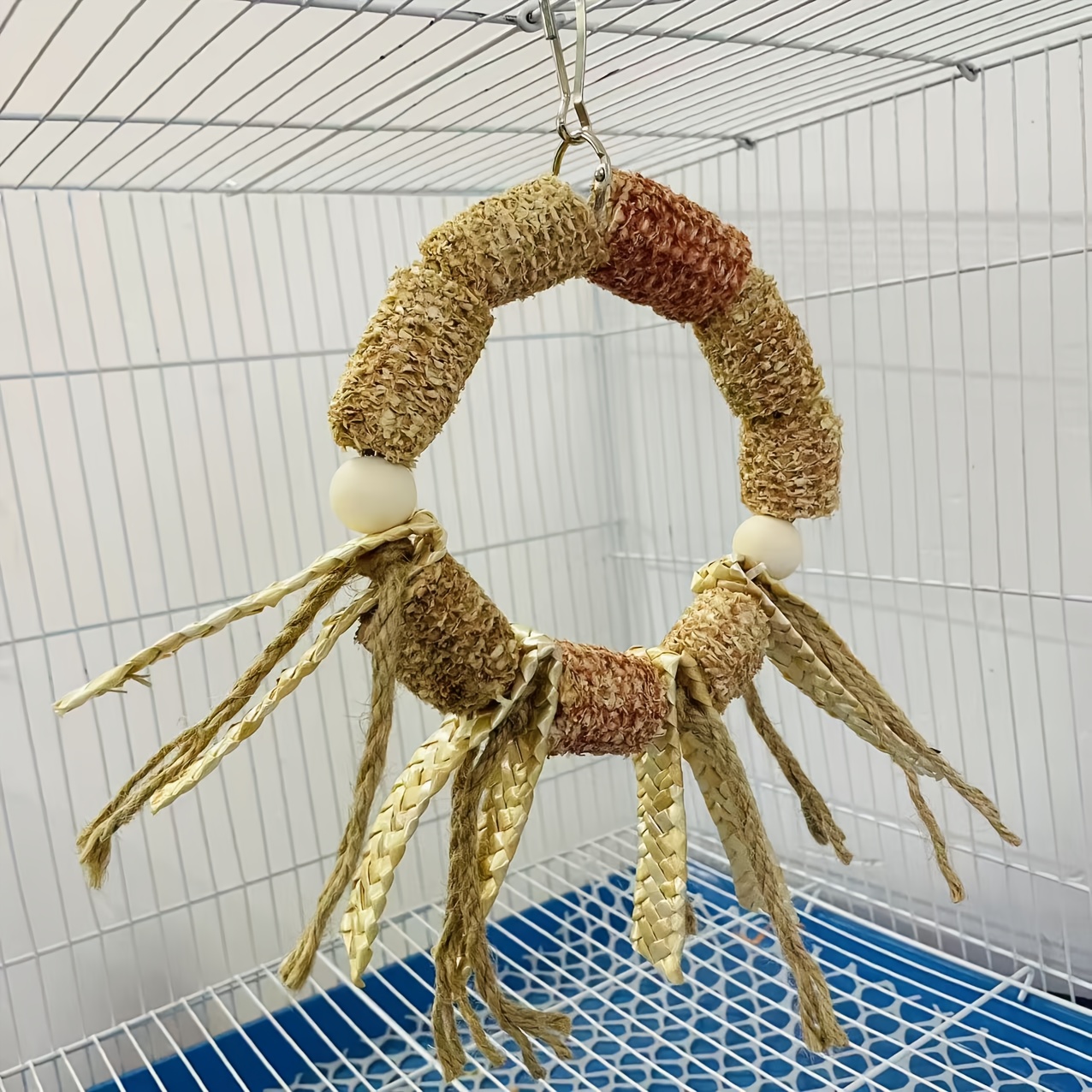 E-shop Bunter Papageien-Kauspielzeug, Papageien-Nagelspielzeug mit künstlichem Jade-Reisstab, Luffa-Beutel Holzperlen-Quasten-Dekoration. Hängende