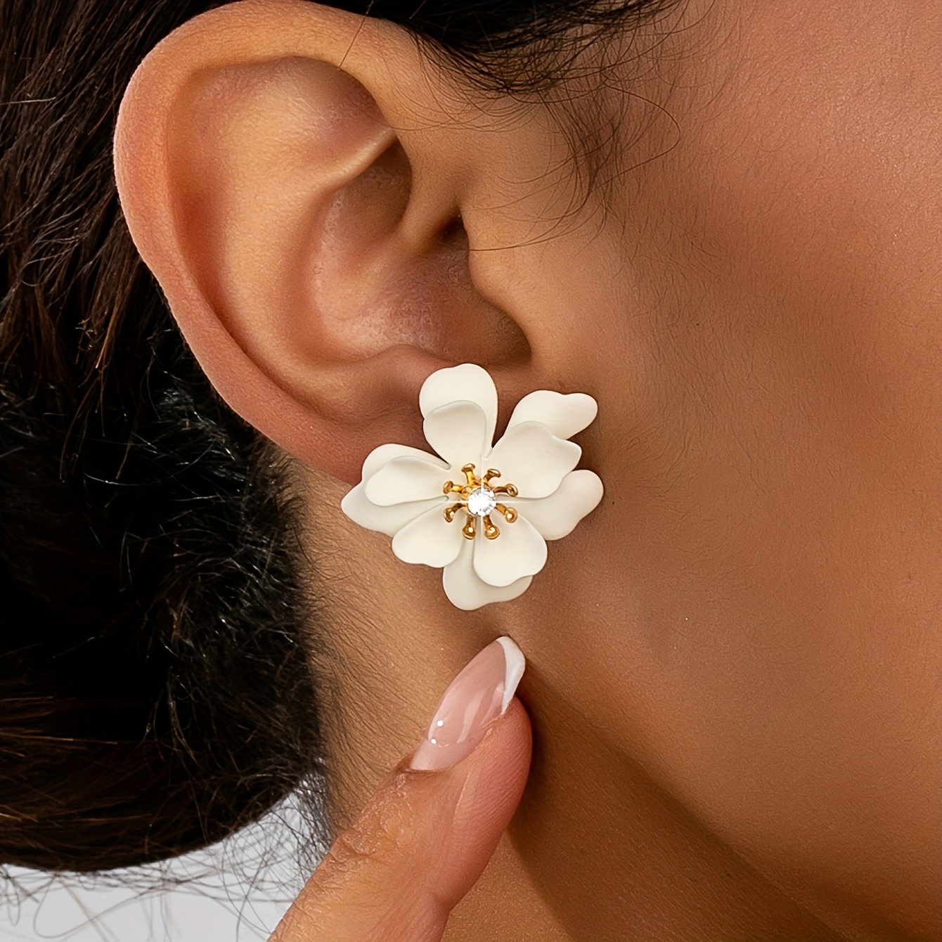 white flower earrings - Oman