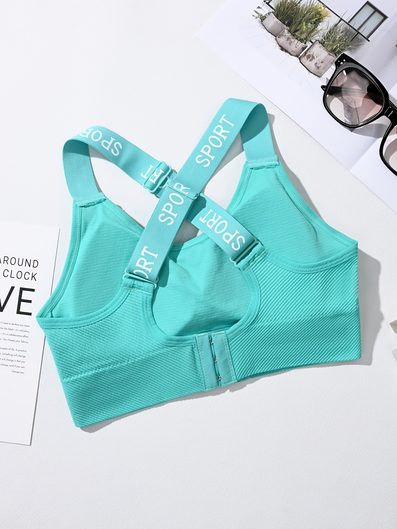 imagem do item sutiã   feminino com estampa de   e   cruzadas com   nas  , roupa íntima de   base para fitness diário sem aro