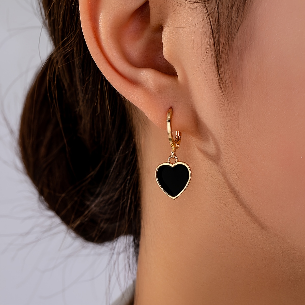 A Pair Of Fashionable, Minimalist, And Unique Heart-shaped Women's Earrings