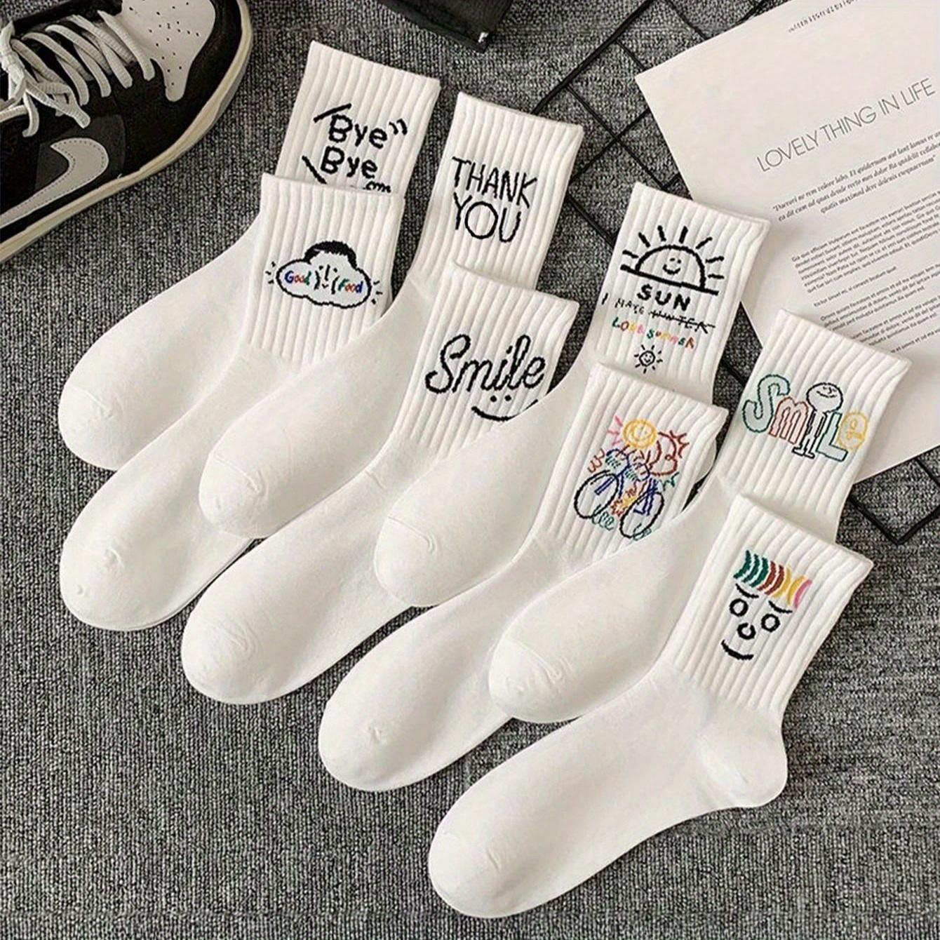 E-shop Zufällige 6 Paar Unisex Socken mit Lächeln, bequeme und atmungsaktive Mid-Calf Socken