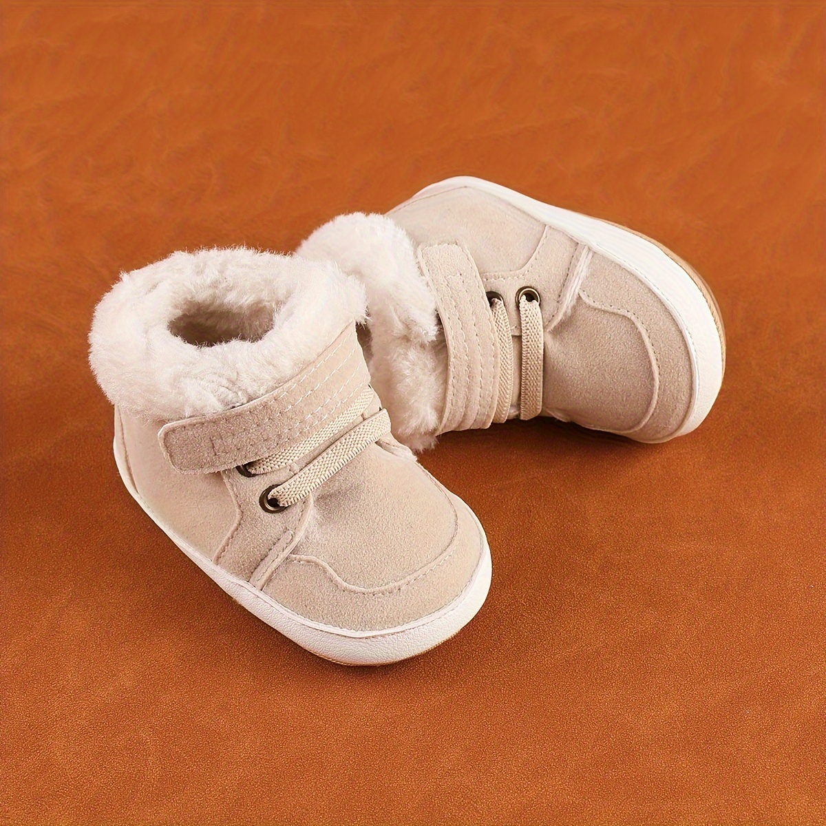 Een paar dikke, met fleece gevoerde laarzen voor jongens en meisjes