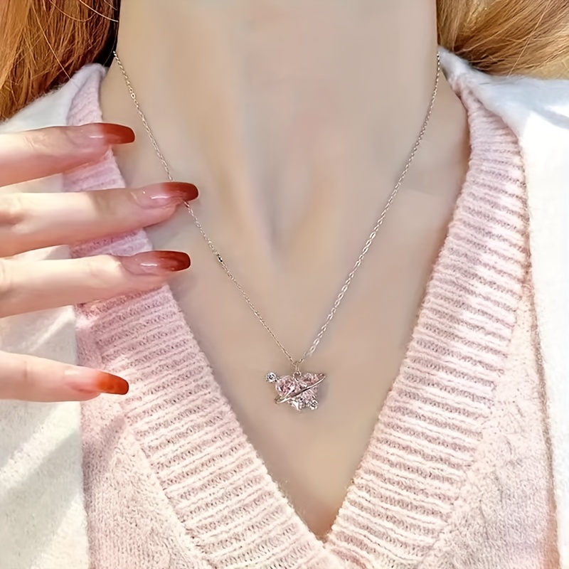 1 Collar elegante para mujer, con un delicado pectoral en forma de corazón rosa y cubo de zircónia brillante, perfecto para aniversarios y fiestas diarias, material de aleación, accesorio para todas las estaciones, regalo de aniversario | Pectoral elegante | Collar brillante