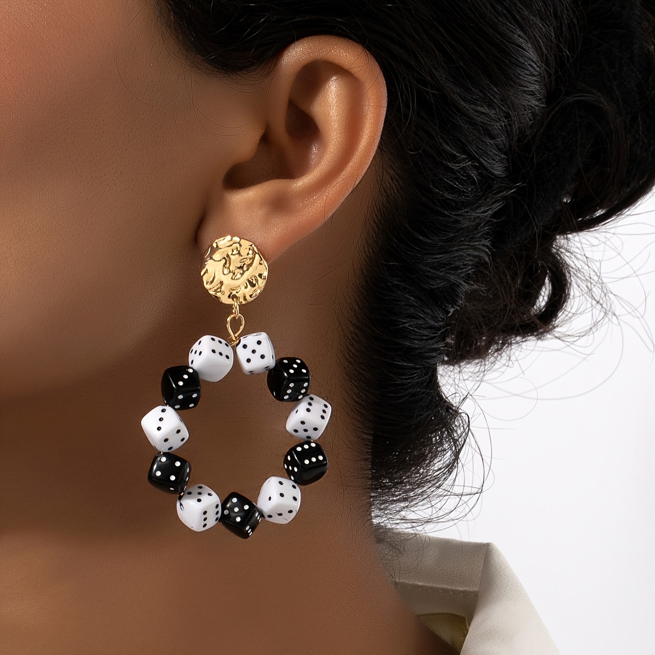 TEMU A Pair Of Retro Dark-themed Mixed-color Dice Earrings For Couples, Perfect For A Holiday Vibe