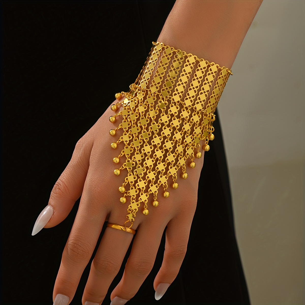Image of A Luxurious Metal Bracelet With A Ring, Featuring Middle Eastern Exotic Style Additions, Perfect For Wearing At Wedding Banquets And Performances, Including Rings And Bangles