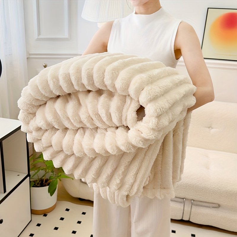 

Luxurious And Plush Blankets, Suitable For Beds, Sofas, And In Offices. Are Soft, Warm And Comfortable, Multifunctional And Ideal As Gifts For All .