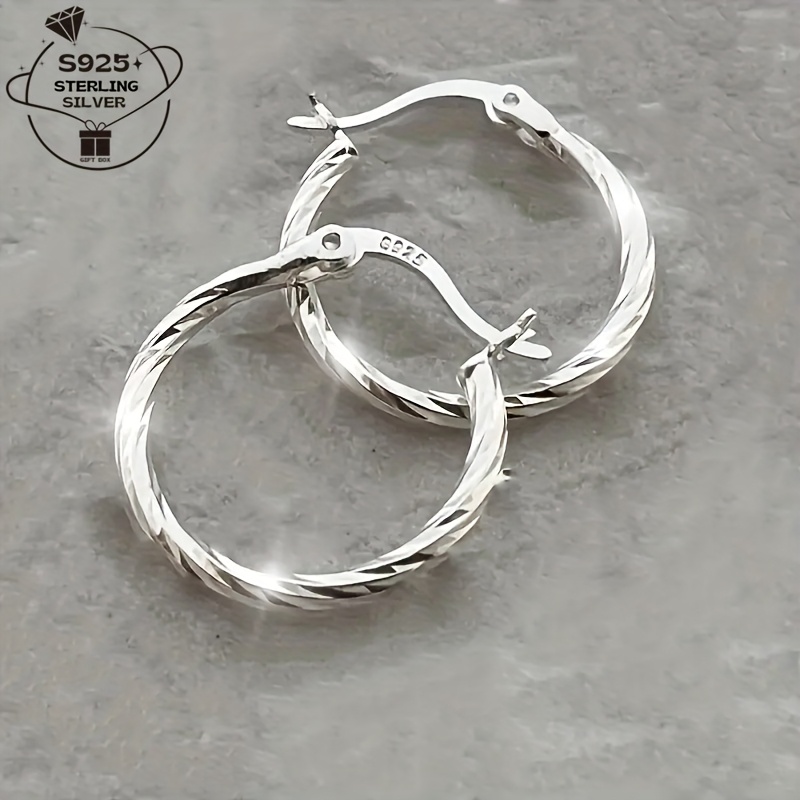 

1 paire de boucles d'oreilles pour femmes en argent 925, design simple de cercle torsadé géométrique, style . Convient pour le port et les fêtes. Peut offert en cadeau à , et aux