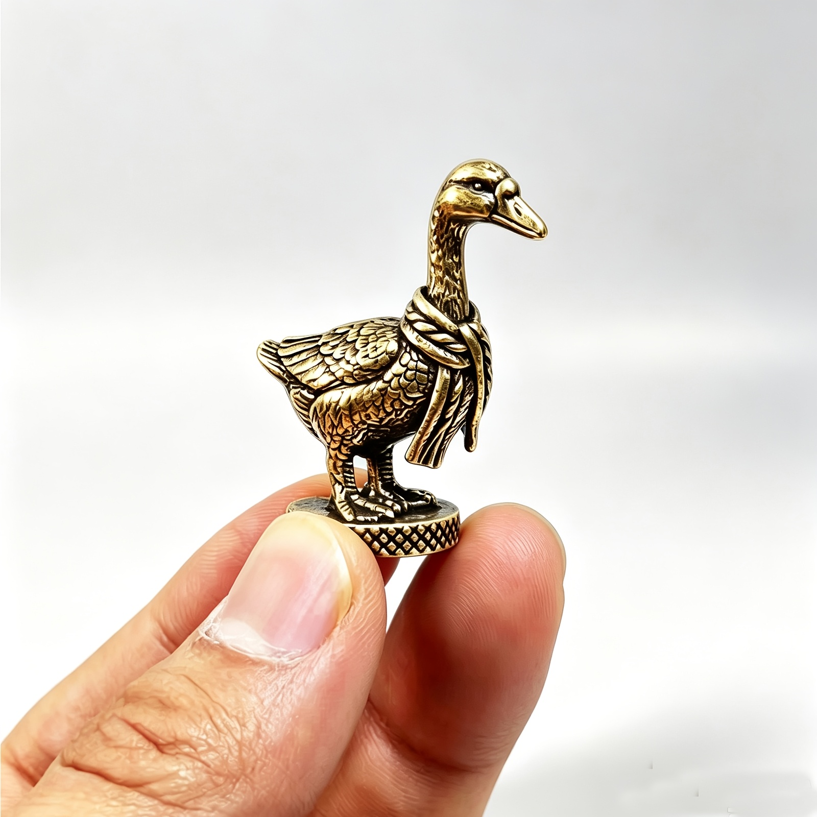 TEMU New Metal Scarf Goose Sculpture, Neck Scarf Gentleman Goose Duck Retro Creative Gift, Office Desk, Home Personalized Decoration, Suitable For