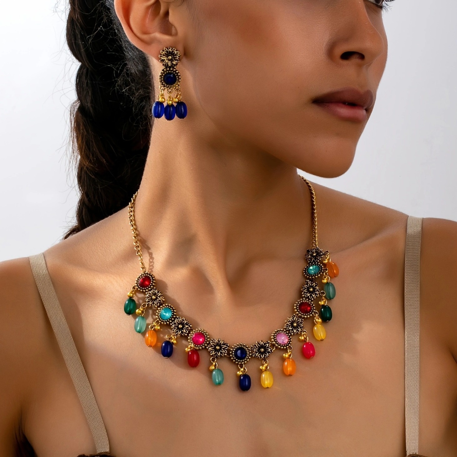 E-shop 1 Halskette und 2 Ohrringe Damenmode Exquisite Leichte Luxus Multicolor Ovale Perlen Anhänger Halskette Ohrstecker Schmuckset Multicolor Perlen