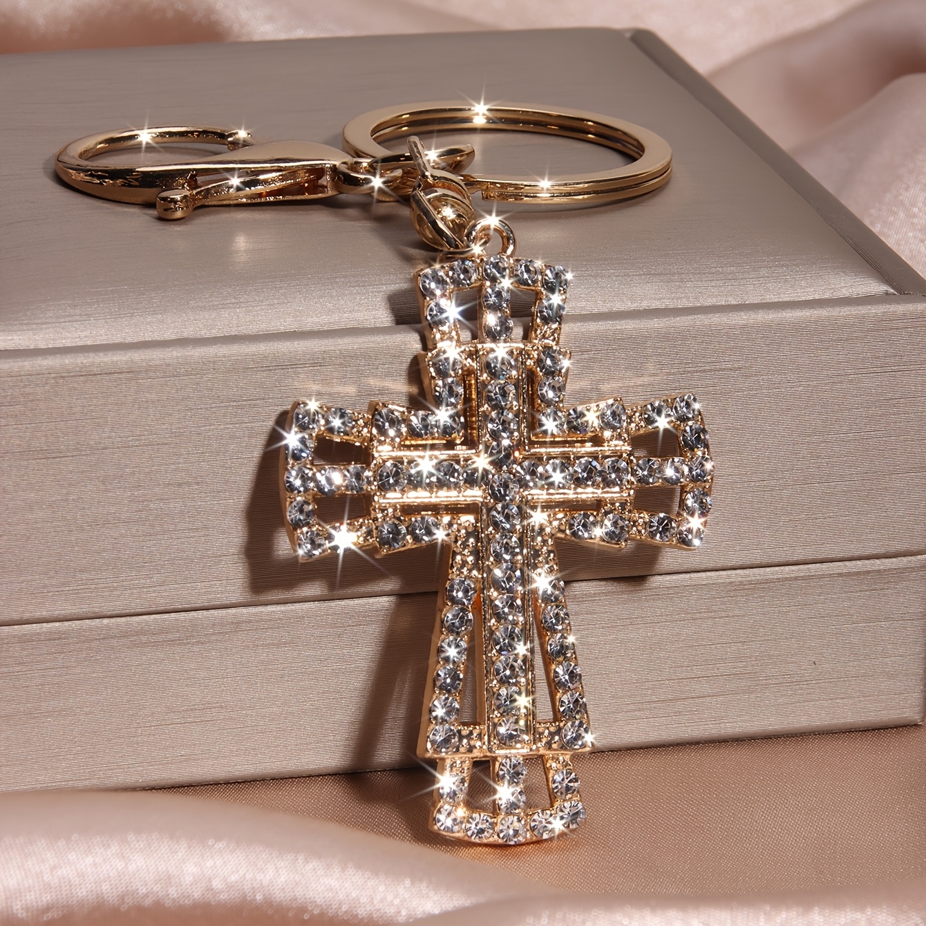 1pc Hip Hop Street Style -encrusted Hollow-out Keychain, Metal Cute Women' Charm, Key Ring, Creative Cross-border Gift