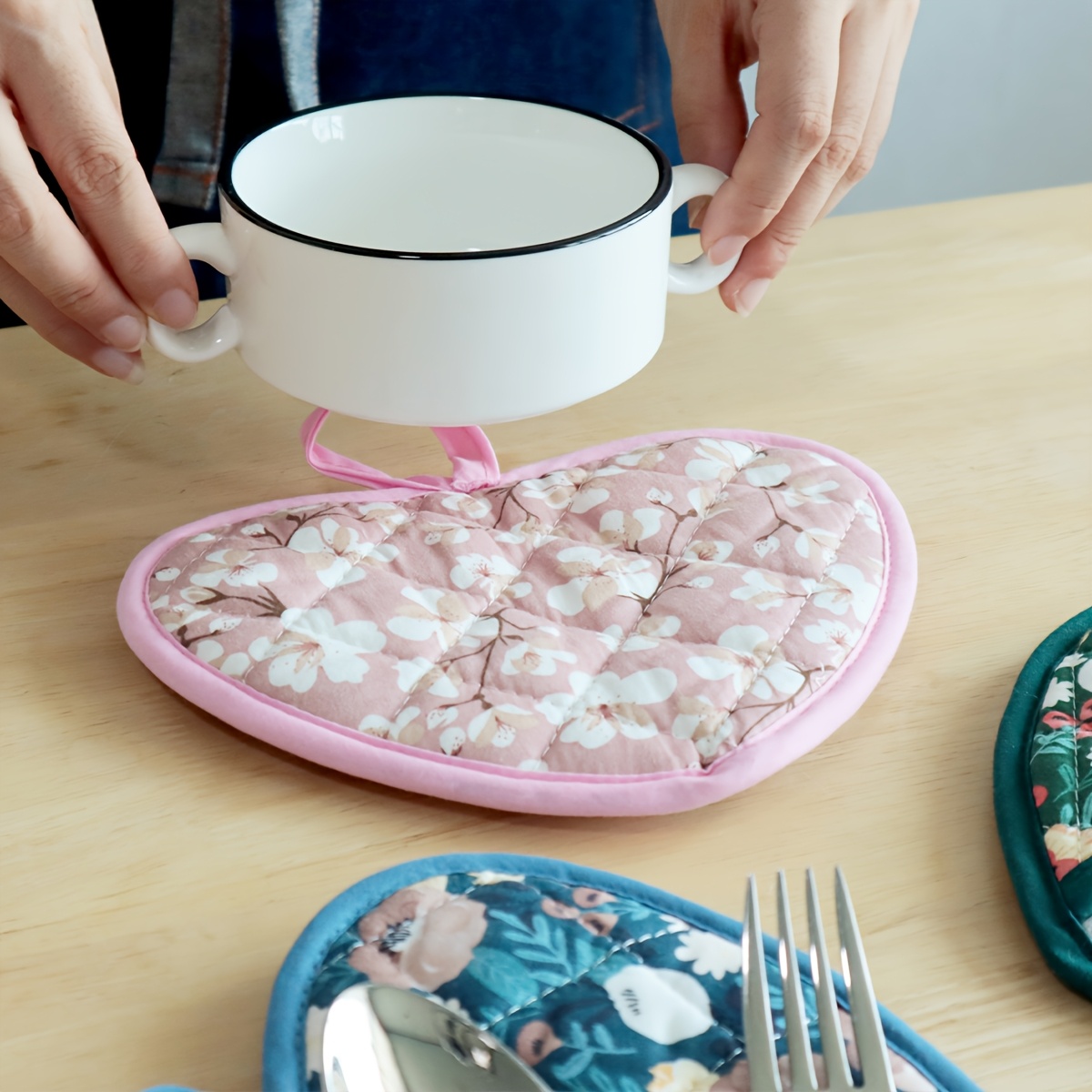 2pcs Heart-Shaped 15.01 X 19.84 cm Thickened Fabric Insulated Pads And Placemats Set, Vintage Floral Print High-Temperature Resistant Multi-Purpose Hanging Coasters, for Placing Cups, Water Bottles, And Bowls, Suitable As Mother'S Day Gift