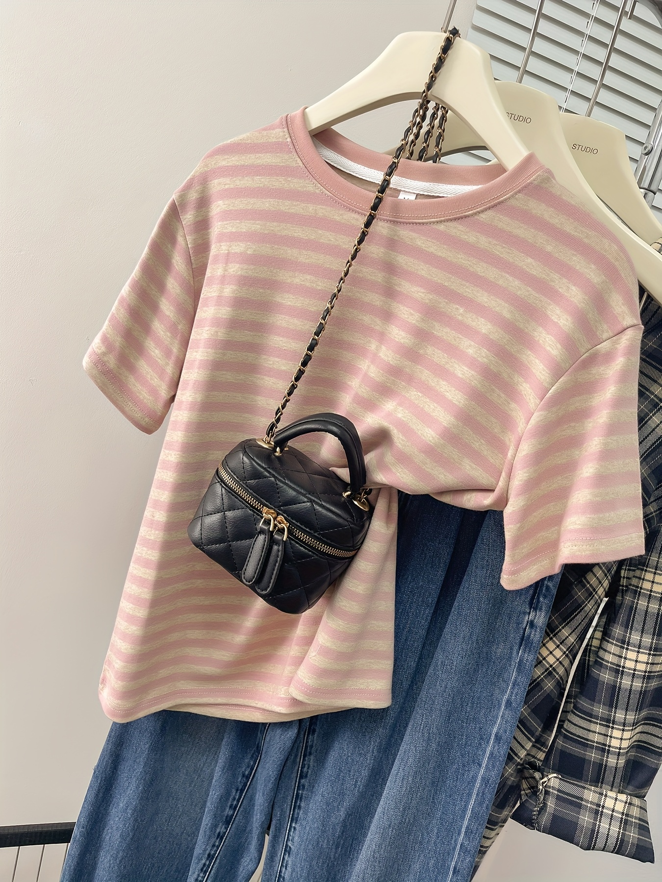 Maglietta a maniche lunghe a righe rosa e nere: maglietta retrò alla moda da uomo - Italia