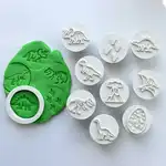 10件套恐龙主题软陶印章模具套装(含1个印章圆形切割器),共有三角龙、霸王龙、恐龙骨架、火山等9款侏罗纪趣味图案,适配超轻粘土、软陶、橡皮泥等材质。优质材质压印清晰,边缘光滑不伤手,是儿童早教手工、创意拓印、亲子互动的趣味工具,也可用于手账装饰是DIY爱好者必备好物。