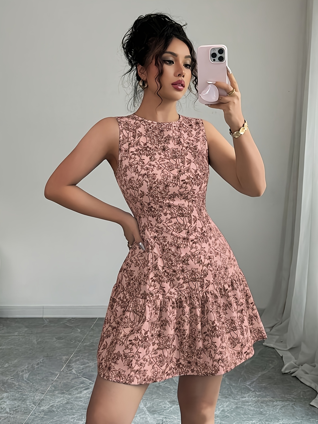 Este elegante vestido floral sem mangas com decote redondo 3