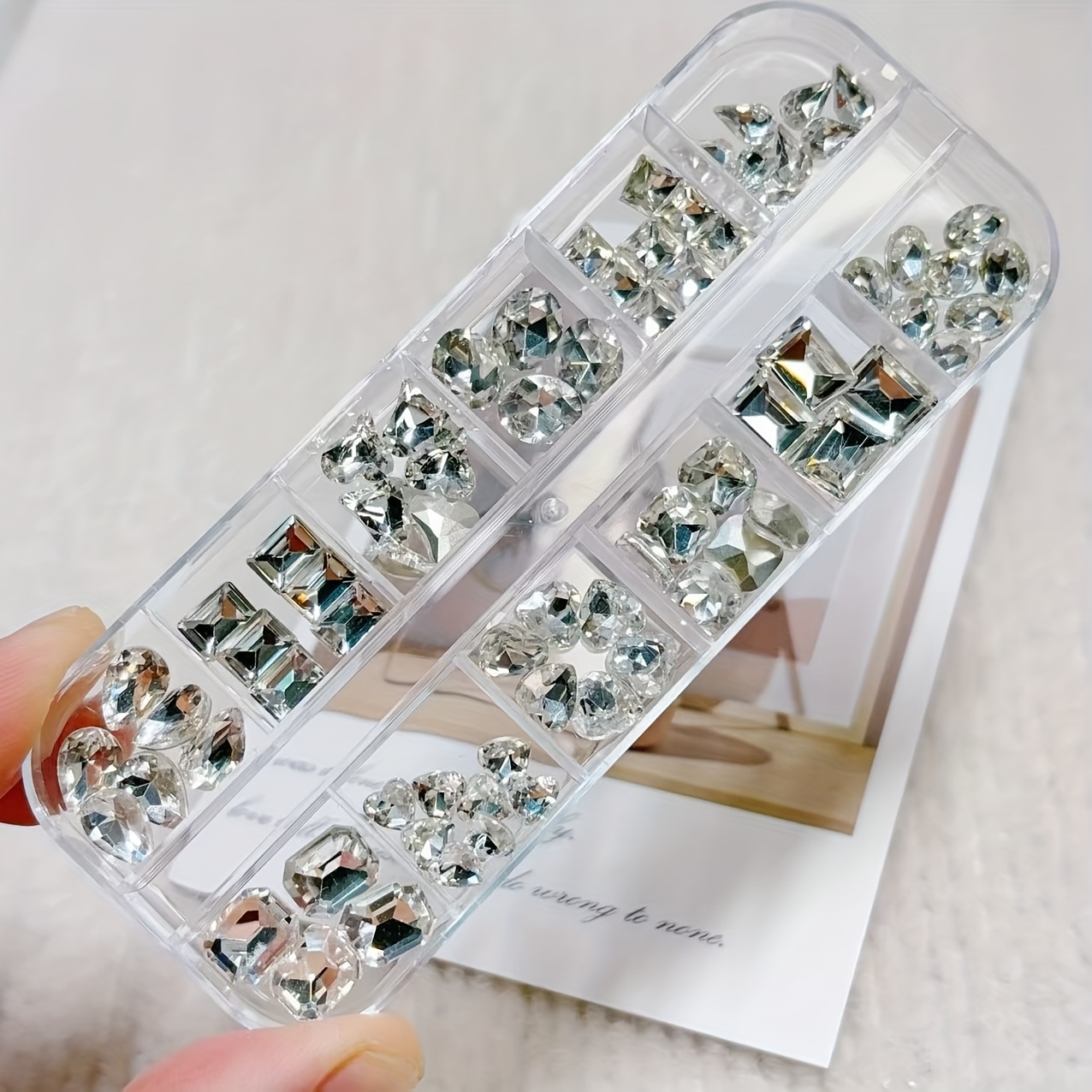 TEMU Boîte de 74 ensembles de strass pour ongles, comprenant 74 accessoires en strass argentés, adaptés au nail art. Nail art créatif, décoration