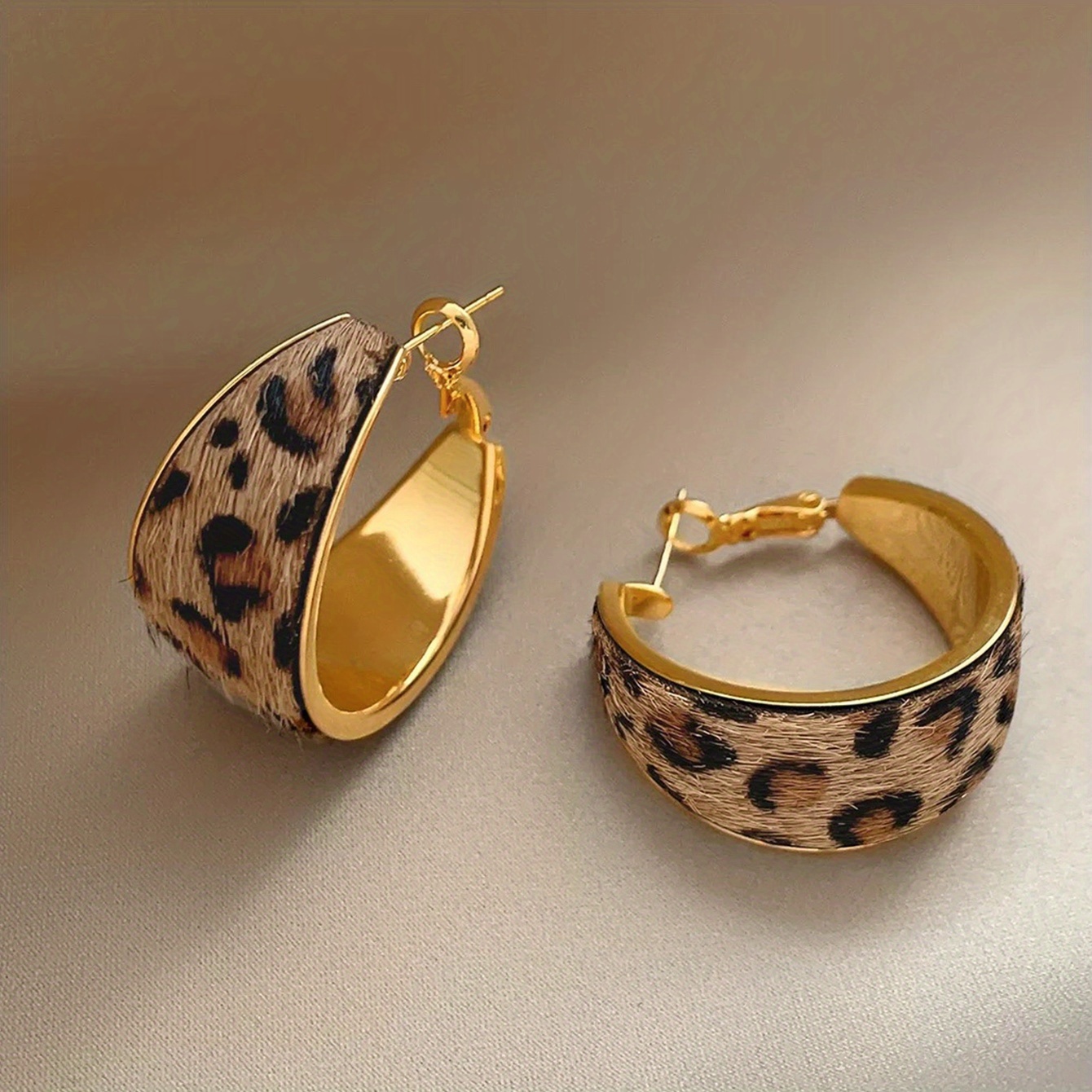 Image of 1 Pair Of Fashionable Vintage Elegant Flocked Leopard Print Temperament Party Ear Cuffs For Women