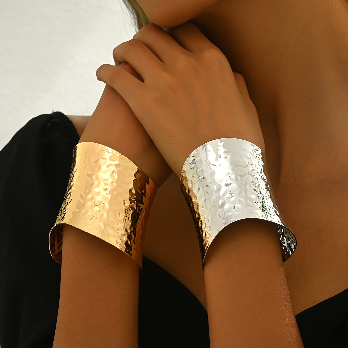 

A Stylish -ended Bracelet With A Surface, A And Silvery Bracelet Set That Worn Or Separately. The Fashionable And Unique Is Perfect To At Parties.