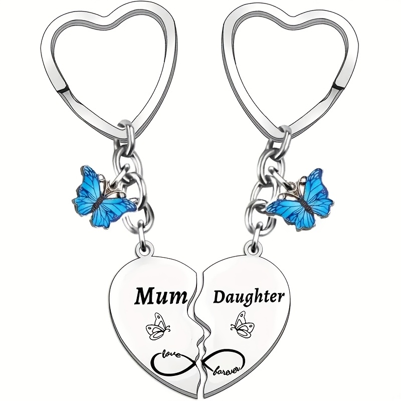 E-shop 2-teiliges Mutter-Tochter-Liebes-Schlüsselanhänger-Set - Herzzieratungen aus Edelstahl & Buchstabencharms mit blauen Schmetterlingsverzierungen,