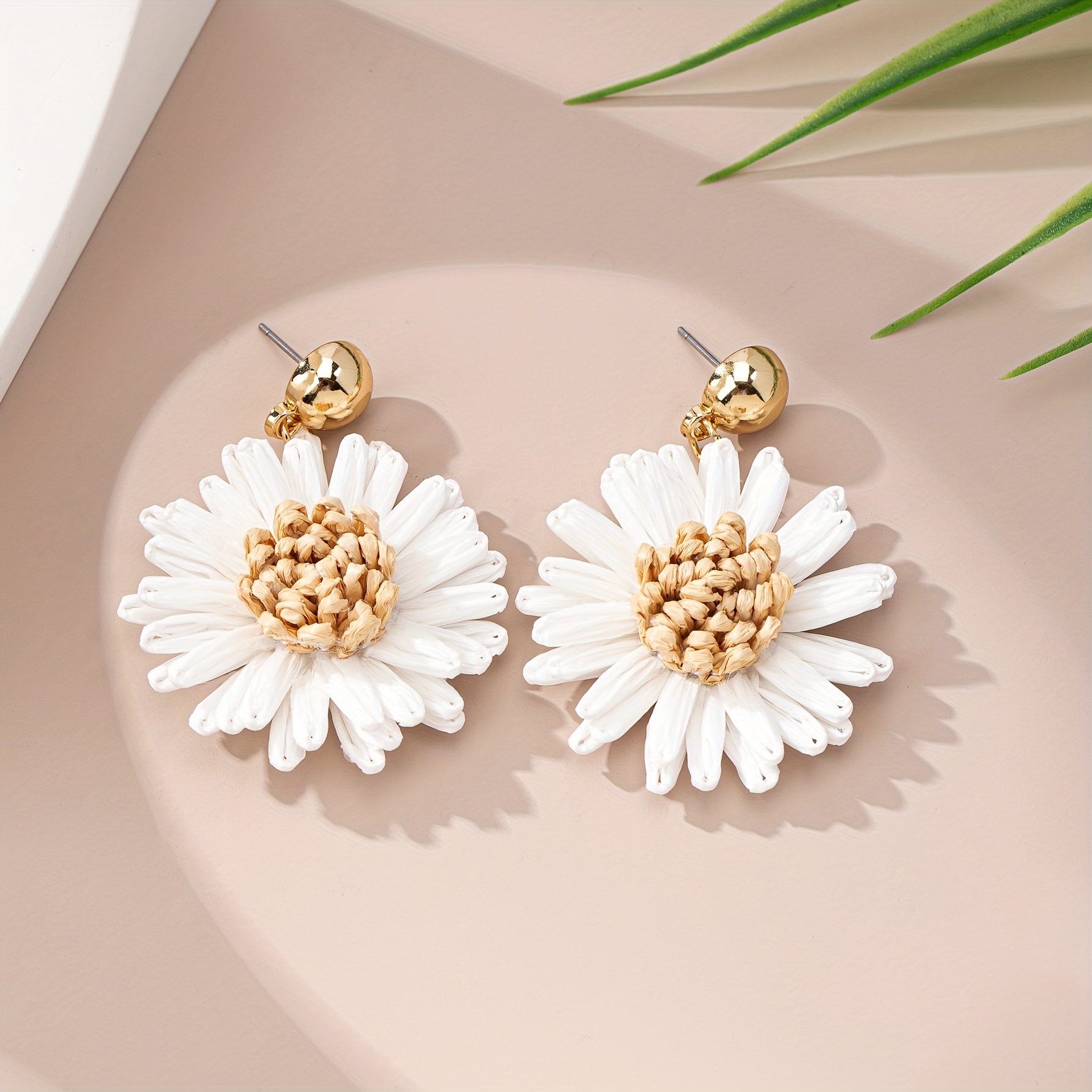 E-shop 1 Paar Lässige Mode Elegante Damen Ohrringe mit Hänger Kleine Gänseblümchen Form Raffia Gras Ohrhänger Geeignet für Lässige Urlaubs Mode Party