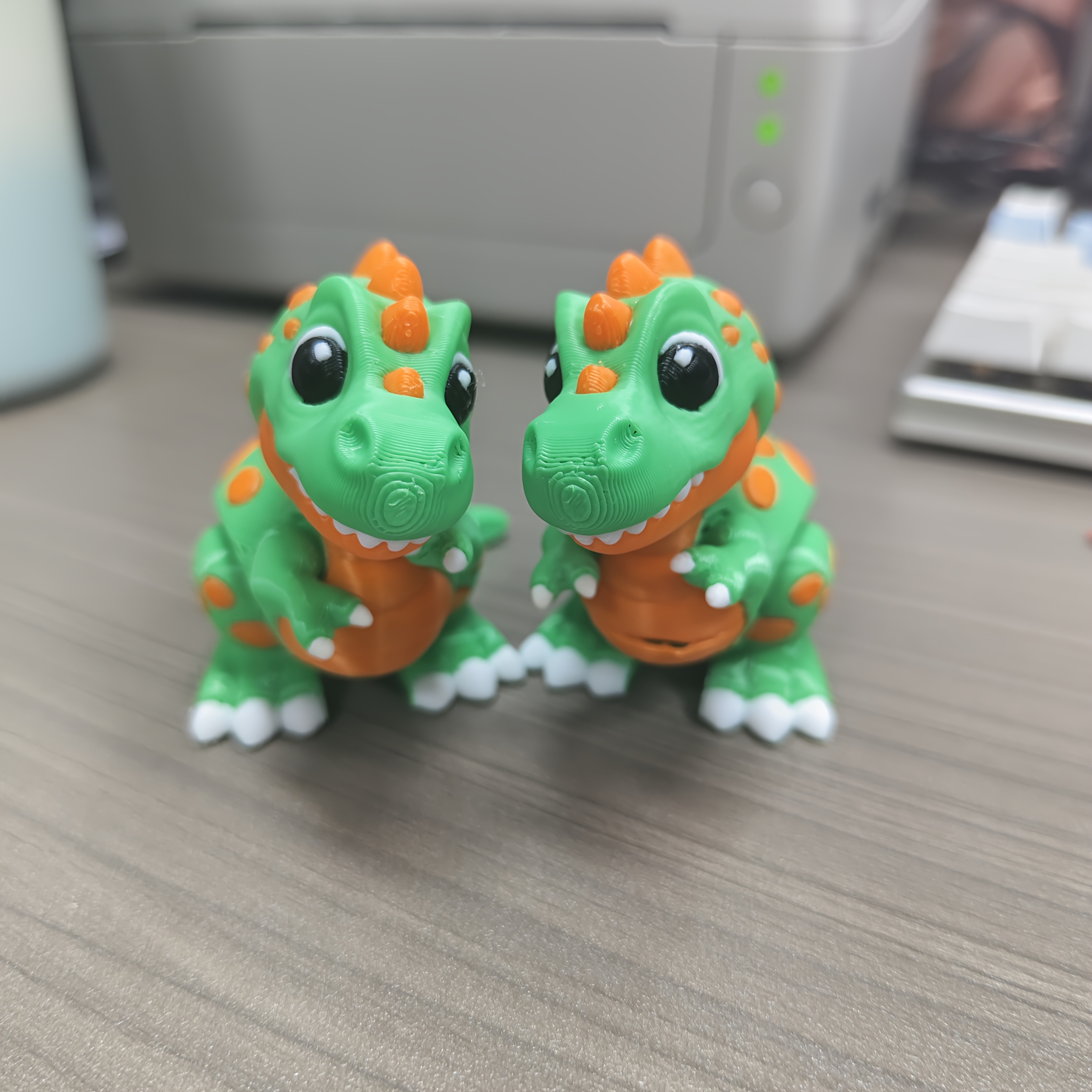 TEMU Lot de 2 modèles 3D mignons de petit dinosaure version Q, jouet de bureau articulé