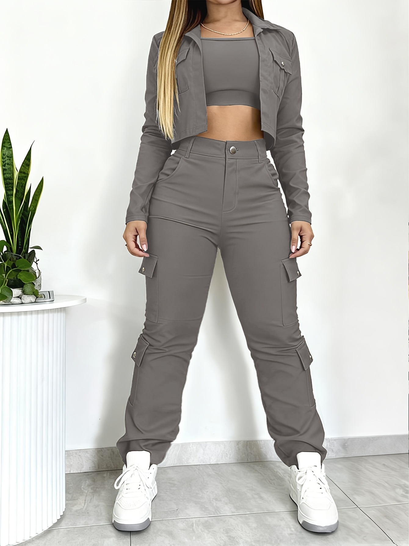 Conjunto Feminino Versátil de 2 Peças com Camiseta Cropped Justa de Gola V e Calça de Perna Larga  5