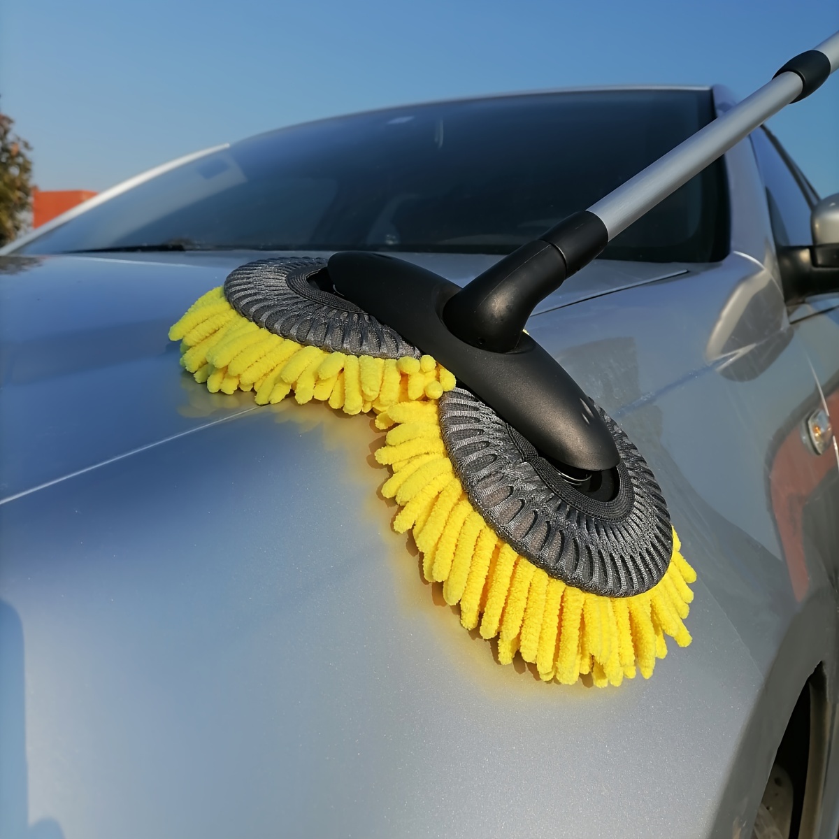 

The Yellow Sunflower-shaped Mop The Snow Double-headed Rotating Car Wash Mop Is A High-value Creative Mop With An Adjustable Metal Pole That Can Be Extended And Shortened For Cleaning And Car Washing
