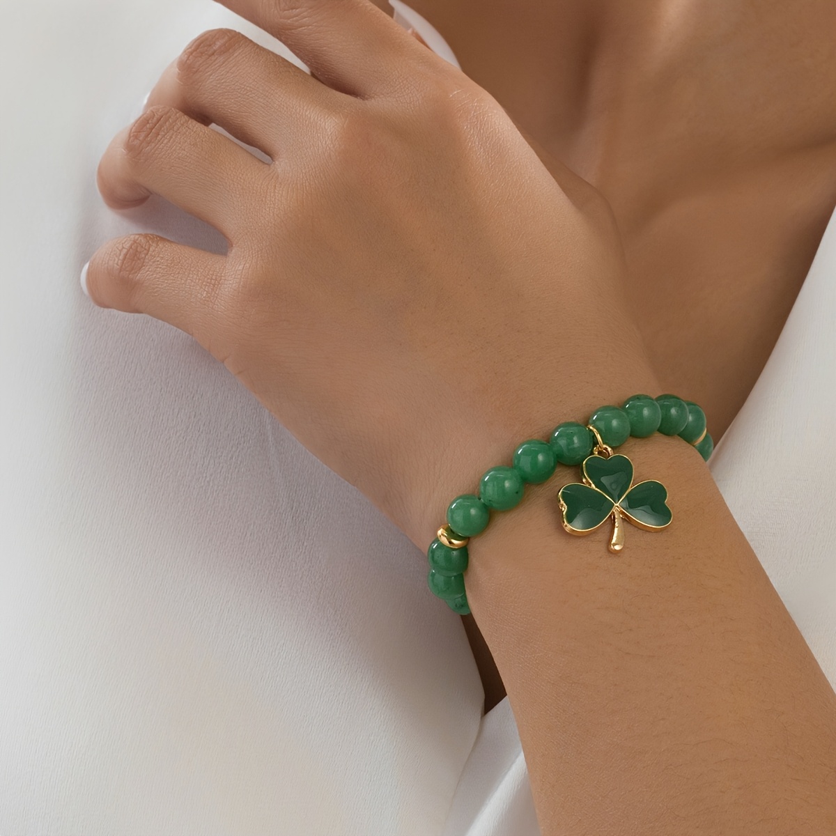 E-shop Damens Armband mit Natürlichen Grünen Perlen und Vierblättrigem Kleeanhänger - Eleganter Vintage-Schmuck für den , Dankesgeschenke &