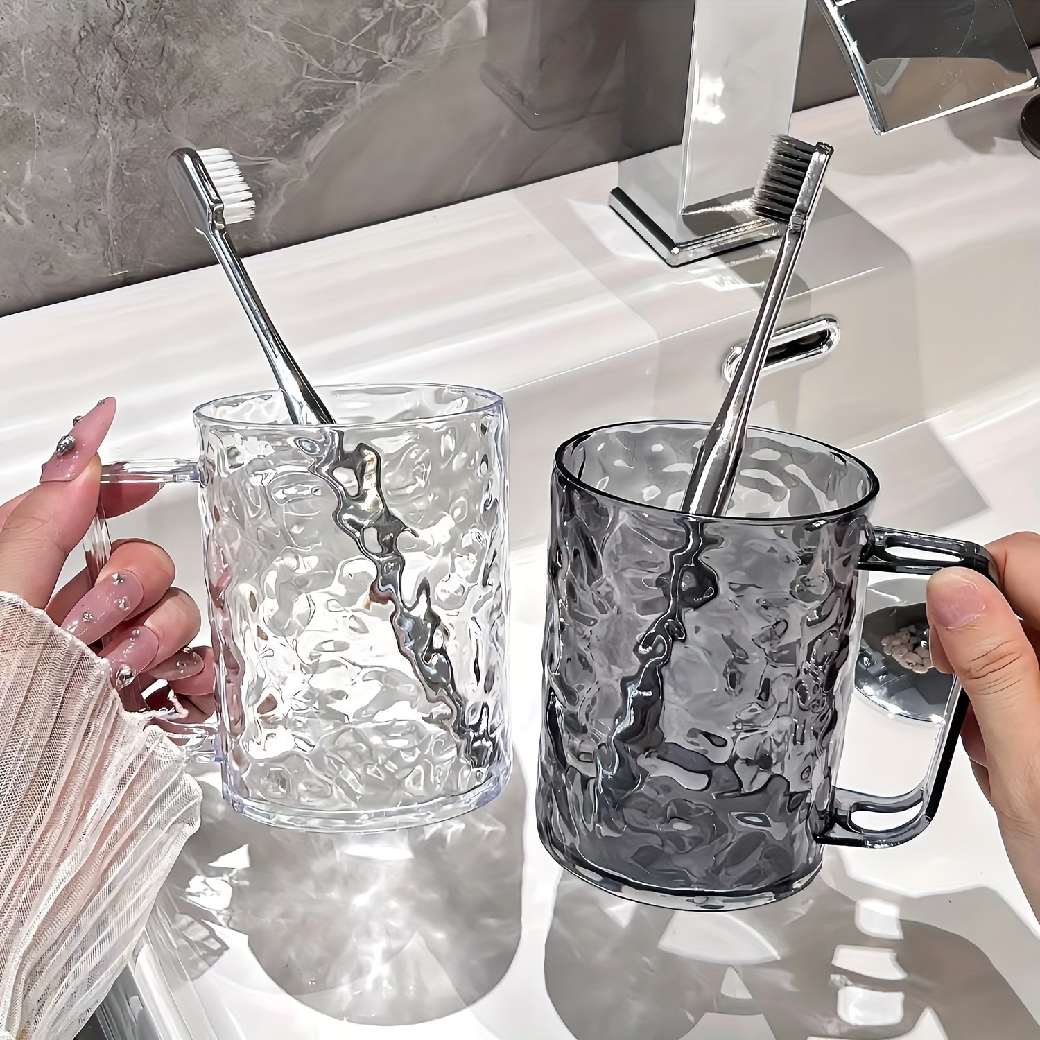 

Elegant Textured Glass Mug For Toothbrush Storage - Perfect For Home Or Travel - Made Of Durable Plastic