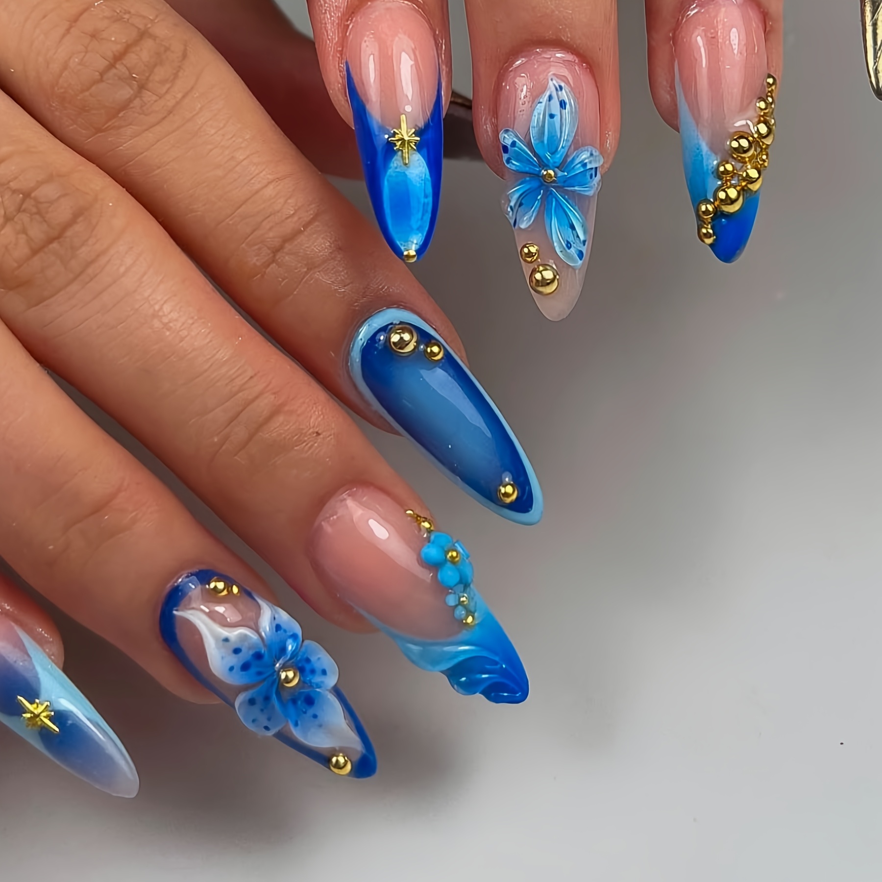 TEMU 1 Set de 24 faux ongles à coller d', magnifiques perles dorées, fleurs bleues douces, rayures 3D plaquées or, convient à toutes les femmes. La