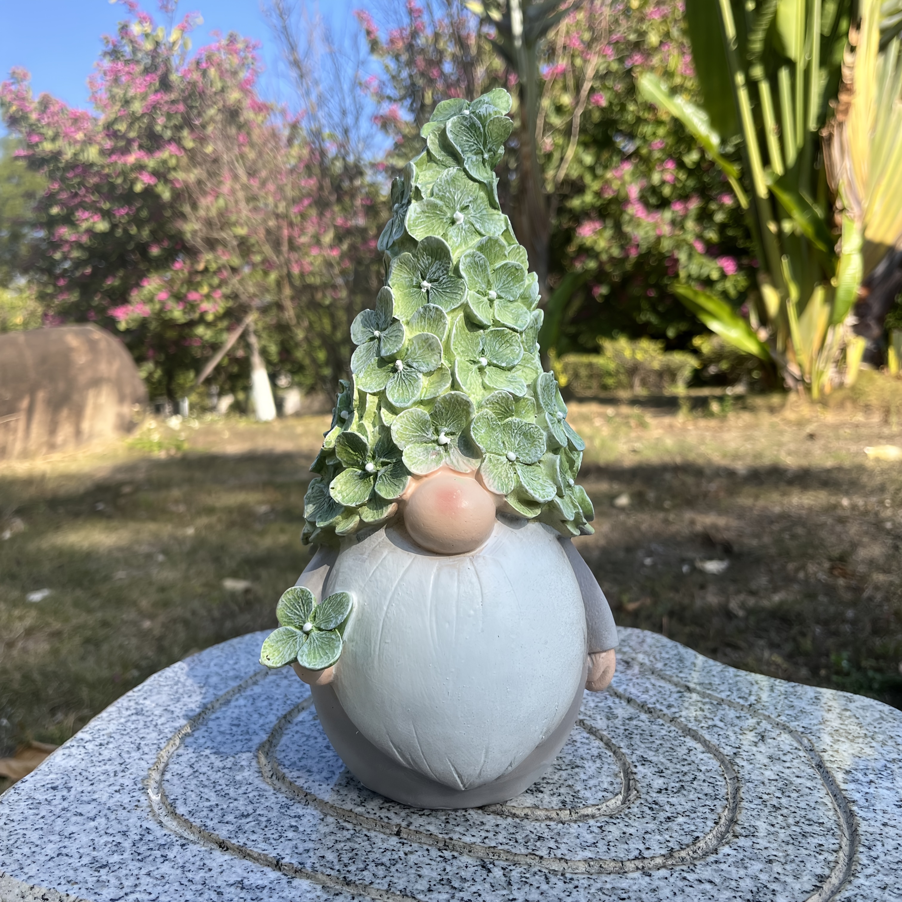 E-shop Moderner Gartenzwerg aus Harz mit grüner Hortensienblumenhut – Stehende Statue für den Außenbereich, geeignet für Terrasse, Hochzeit, Balkon,