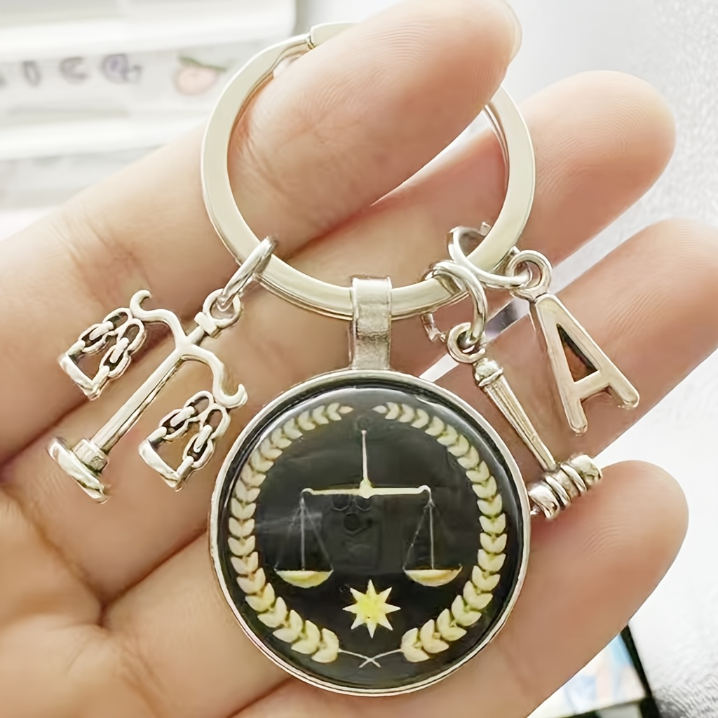 TEMU Un elegante portachiavi in metallo con l' della Giustizia - un regalo per i laureati in Giurisprudenza, i e coloro che operano nel legale