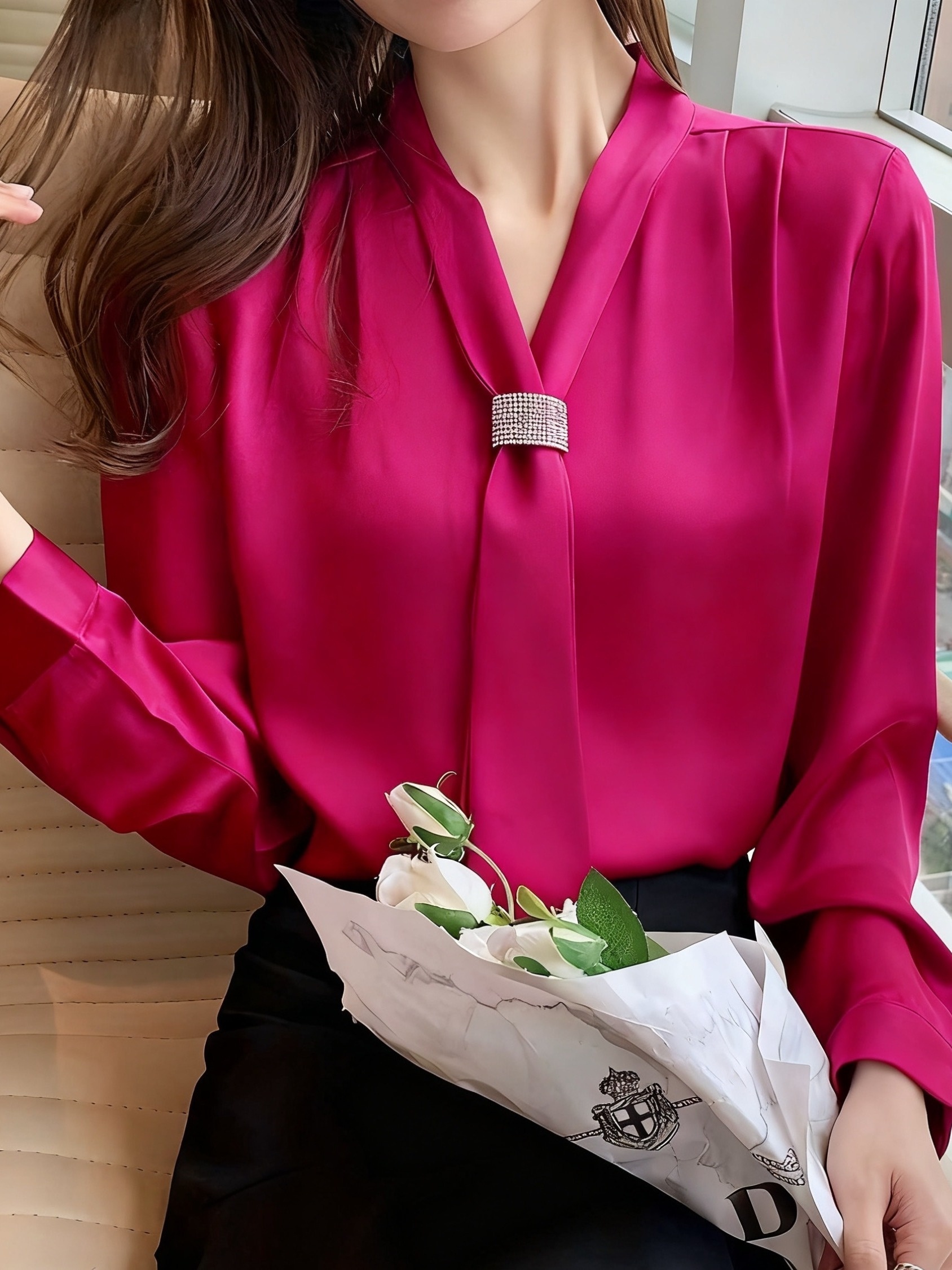 Elegante Blusa de Satén Inspirada en el Medio Oriente para Mujer - Camisa de Manga Larga con Cuello en V y Detalle de Lazo en Color Burdeos Sólido, Lavable a Máquina y Ajuste Sastre para Uso en Todas las Estaciones, Atuendo Formal, Acabado Elegante