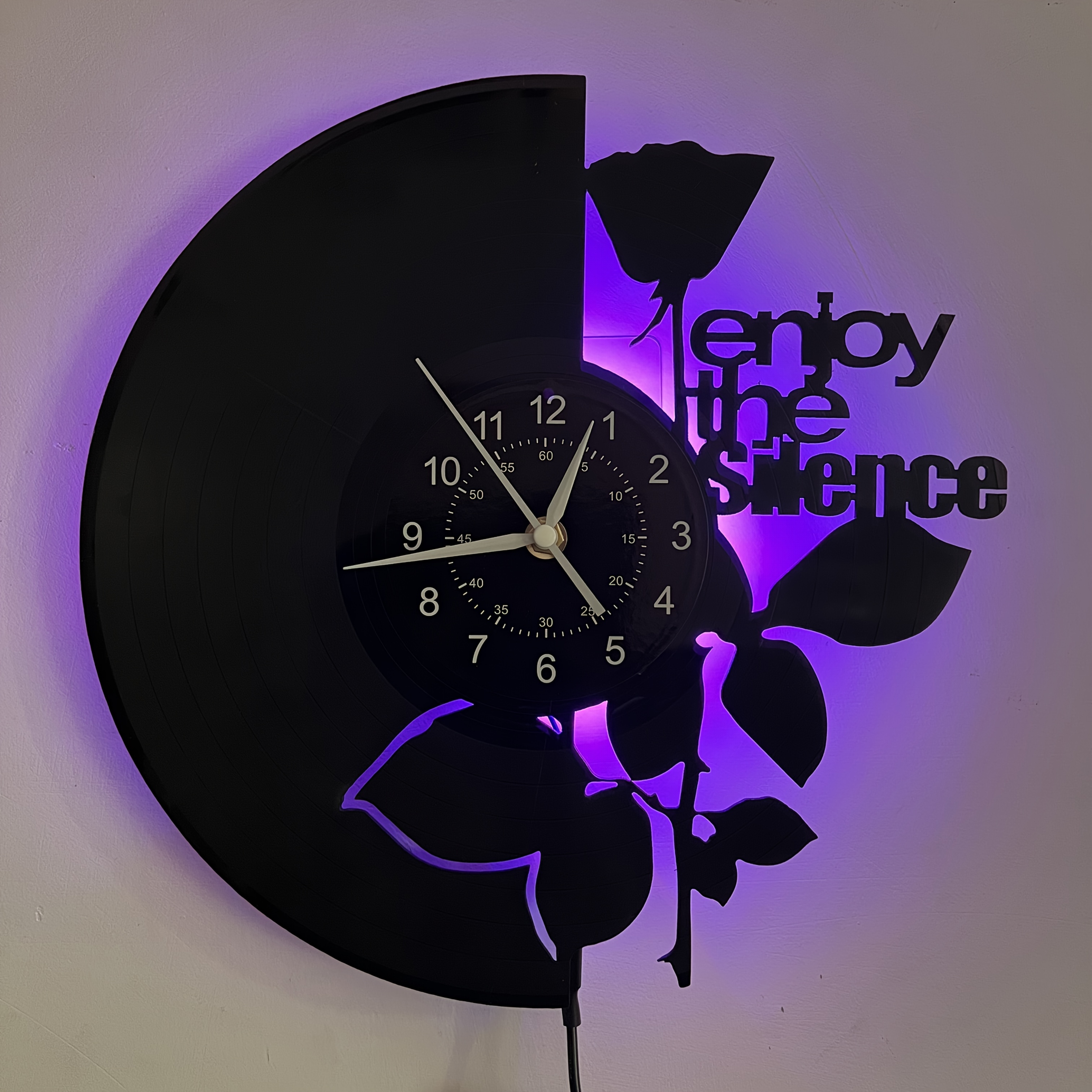 Eine Vinyl-Wanduhr im Rosendesign mit farbigen LEDs. Eine tolle Option, um Ihr Zuhause zu dekorieren. Diese Uhr ist ein ausgezeichnetes Geschenk für Anlässe wie Geburtstage, Muttertag, Neujahr, Ostern, Abschlussfeiern, Weihnachten und Halloween.