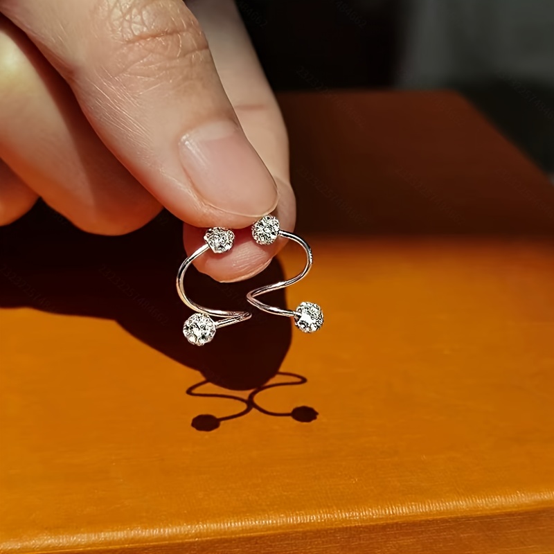 E-shop -Allergie-Edelstahl-Ohrringe für Damen – Ein bequemes leichtes minimalistisches Design, eingelegt mit glänzenden synthetischen Zirkonia-Steinen.